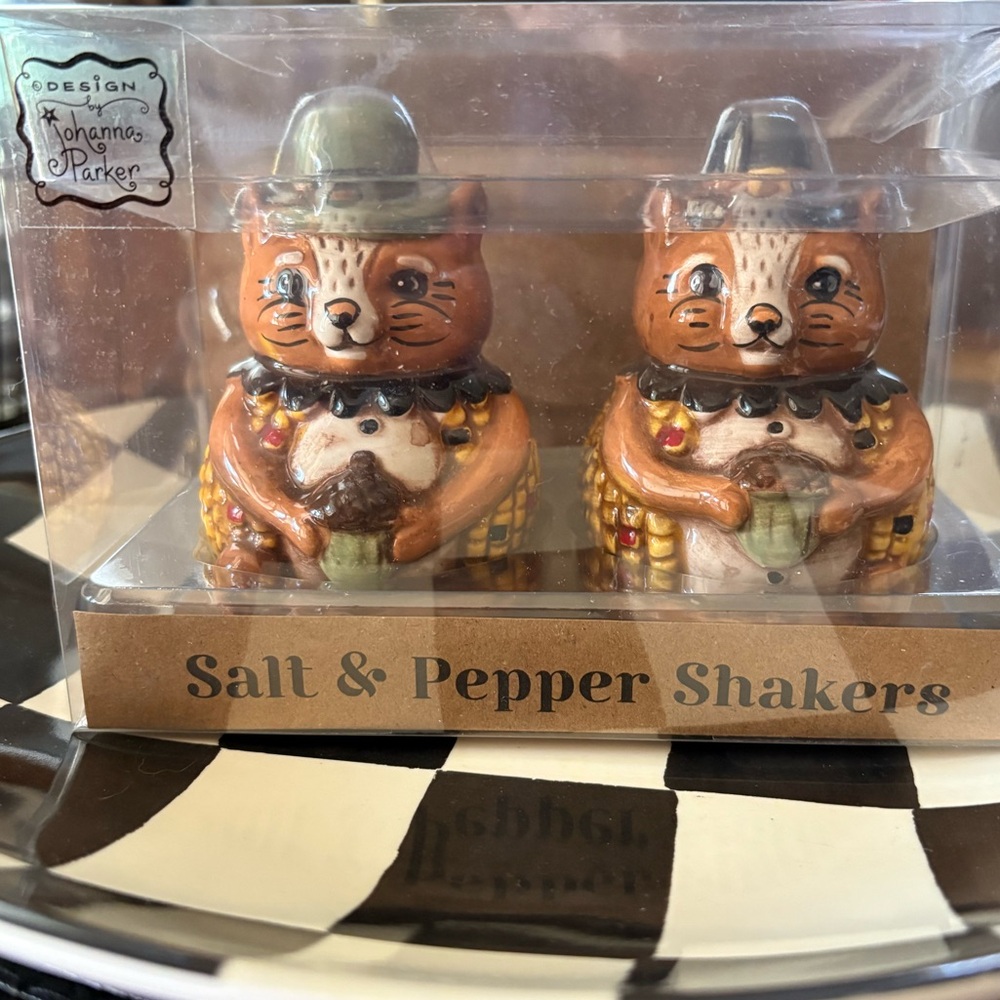 JOHANNA PARKER NWT 2pc ceramic corncob squirrel pilgrims salt & pepper shakers
